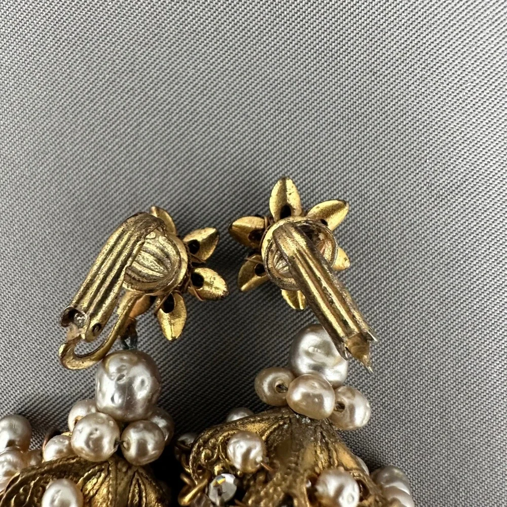 Vintage 80s Faux Pearl Gold Tone Tiered Gatsby Chandelier Clip On Earrings - Picture 5 of 7